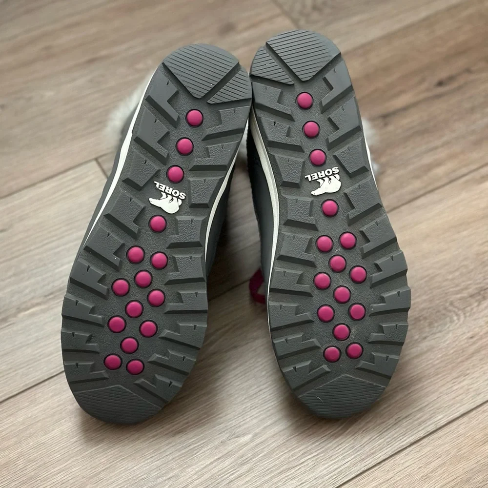 Sorel Whitney Short Lace Winter Boots in Gray and Magenta laces - Picture 7 of 8